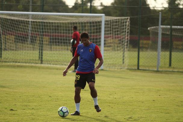 O Sport treinou nesta quarta-feira (8) com a presença do novo atacante do clube, Morato