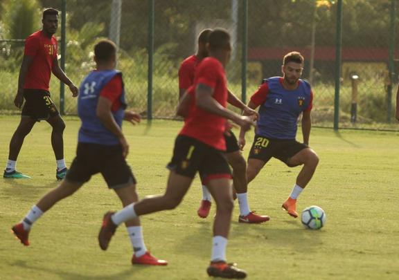 O Sport treinou nesta quarta-feira (8) com a presença do novo atacante do clube, Morato