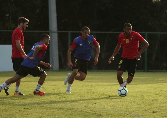 O Sport treinou nesta quarta-feira (8) com a presença do novo atacante do clube, Morato