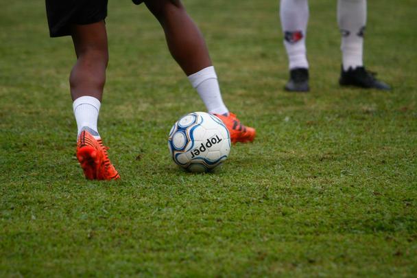 Sob chuva, Santa Cruz realizou um treino reservado à imprensa na tarde desta quinta-feira, no Arruda; apenas o aquecimento pôde ser registrado