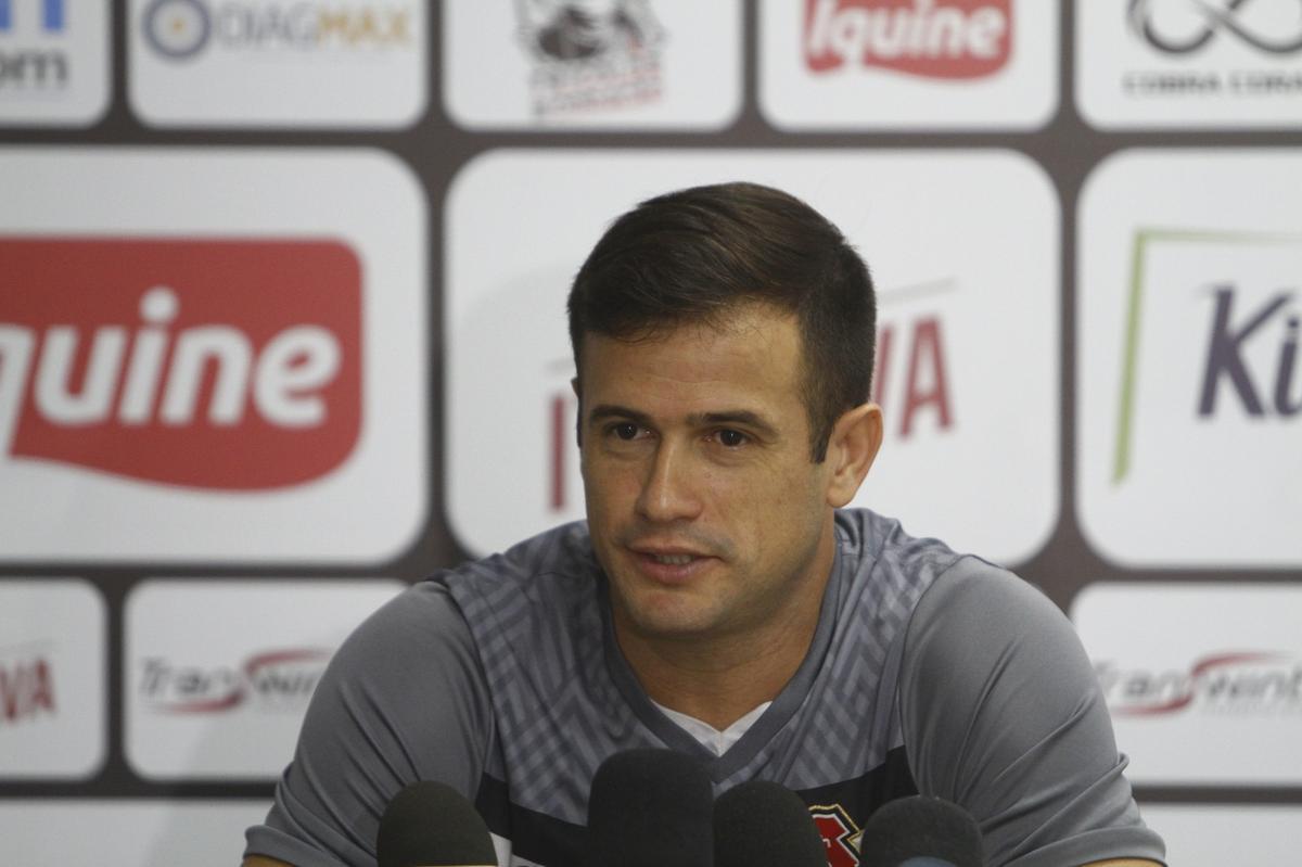 Sob chuva, Santa Cruz realizou um treino reservado  imprensa na tarde desta quinta-feira, no Arruda; apenas o aquecimento pde ser registrado