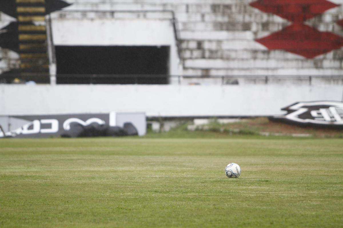 Sob chuva, Santa Cruz realizou um treino reservado  imprensa na tarde desta quinta-feira, no Arruda; apenas o aquecimento pde ser registrado