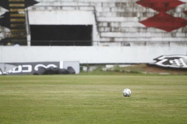 Sob chuva, Santa Cruz realizou um treino reservado à imprensa na tarde desta quinta-feira, no Arruda; apenas o aquecimento pôde ser registrado