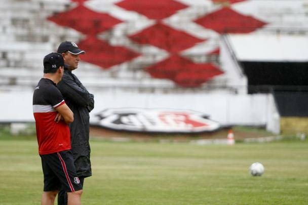 Sob chuva, Santa Cruz realizou um treino reservado à imprensa na tarde desta quinta-feira, no Arruda; apenas o aquecimento pôde ser registrado