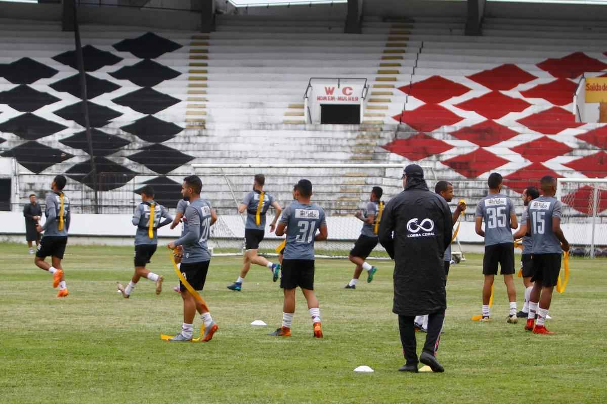 Sob chuva, Santa Cruz realizou um treino reservado  imprensa na tarde desta quinta-feira, no Arruda; apenas o aquecimento pde ser registrado