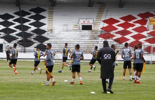 Sob chuva, Santa Cruz realizou um treino reservado  imprensa na tarde desta quinta-feira, no Arruda; apenas o aquecimento pde ser registrado