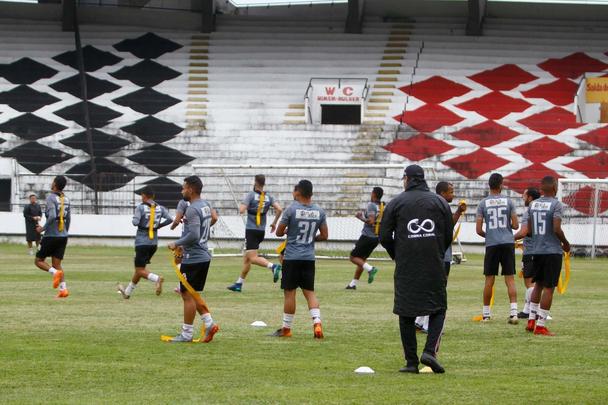 Sob chuva, Santa Cruz realizou um treino reservado à imprensa na tarde desta quinta-feira, no Arruda; apenas o aquecimento pôde ser registrado