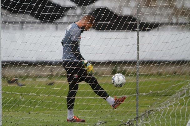 Sob chuva, Santa Cruz realizou um treino reservado à imprensa na tarde desta quinta-feira, no Arruda; apenas o aquecimento pôde ser registrado