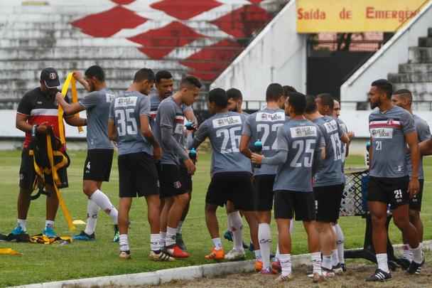 Sob chuva, Santa Cruz realizou um treino reservado à imprensa na tarde desta quinta-feira, no Arruda; apenas o aquecimento pôde ser registrado