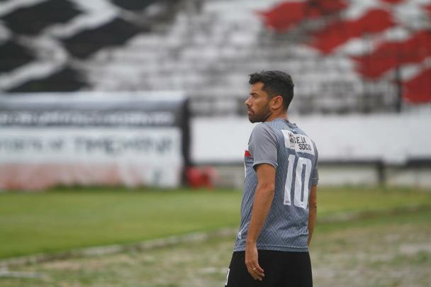 Sob chuva, Santa Cruz realizou um treino reservado à imprensa na tarde desta quinta-feira, no Arruda; apenas o aquecimento pôde ser registrado