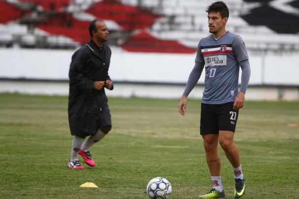 Sob chuva, Santa Cruz realizou um treino reservado à imprensa na tarde desta quinta-feira, no Arruda; apenas o aquecimento pôde ser registrado