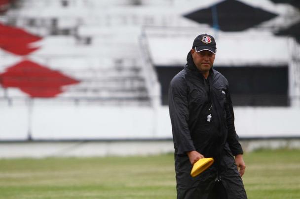 Sob chuva, Santa Cruz realizou um treino reservado à imprensa na tarde desta quinta-feira, no Arruda; apenas o aquecimento pôde ser registrado