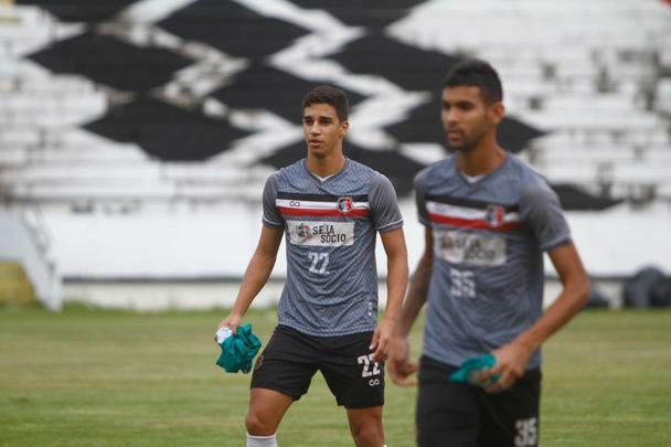 Sob chuva, Santa Cruz realizou um treino reservado à imprensa na tarde desta quinta-feira, no Arruda; apenas o aquecimento pôde ser registrado