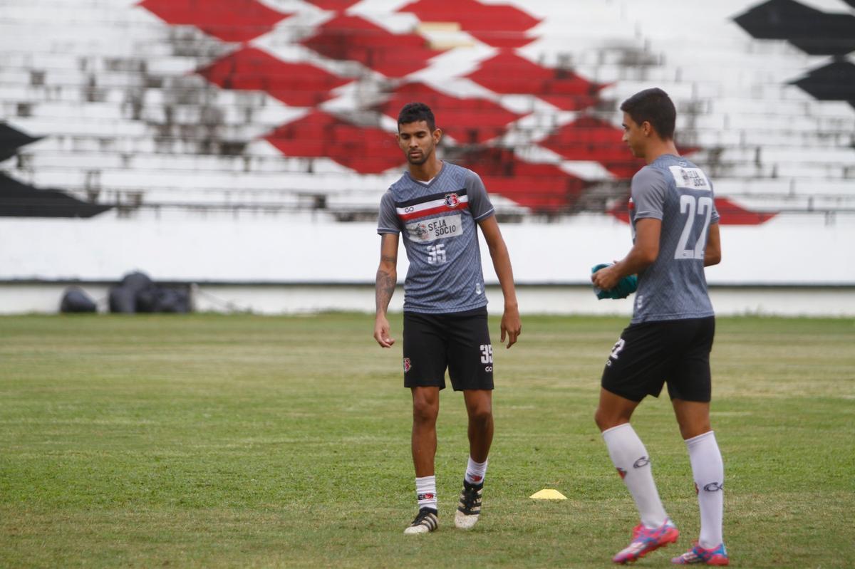Sob chuva, Santa Cruz realizou um treino reservado  imprensa na tarde desta quinta-feira, no Arruda; apenas o aquecimento pde ser registrado