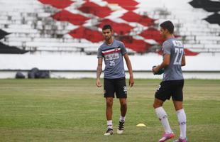 Sob chuva, Santa Cruz realizou um treino reservado  imprensa na tarde desta quinta-feira, no Arruda; apenas o aquecimento pde ser registrado