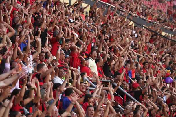 O duelo entre Sport x So Paulo marcou o reencontro dos meio-campistas Diego Souza e Everton Felipe com a torcida do Sport na Ilha do Retiro