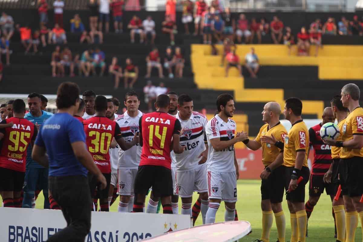 O duelo entre Sport x So Paulo marcou o reencontro dos meio-campistas Diego Souza e Everton Felipe com a torcida do Sport na Ilha do Retiro