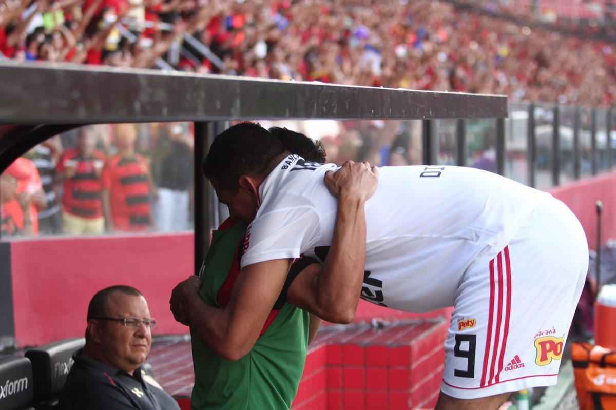 O duelo entre Sport x So Paulo marcou o reencontro dos meio-campistas Diego Souza e Everton Felipe com a torcida do Sport na Ilha do Retiro
