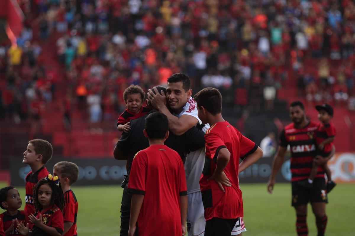 O duelo entre Sport x So Paulo marcou o reencontro dos meio-campistas Diego Souza e Everton Felipe com a torcida do Sport na Ilha do Retiro