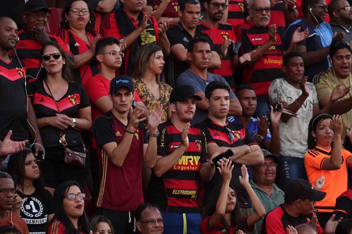 O duelo entre Sport x So Paulo marcou o reencontro dos meio-campistas Diego Souza e Everton Felipe com a torcida do Sport na Ilha do Retiro