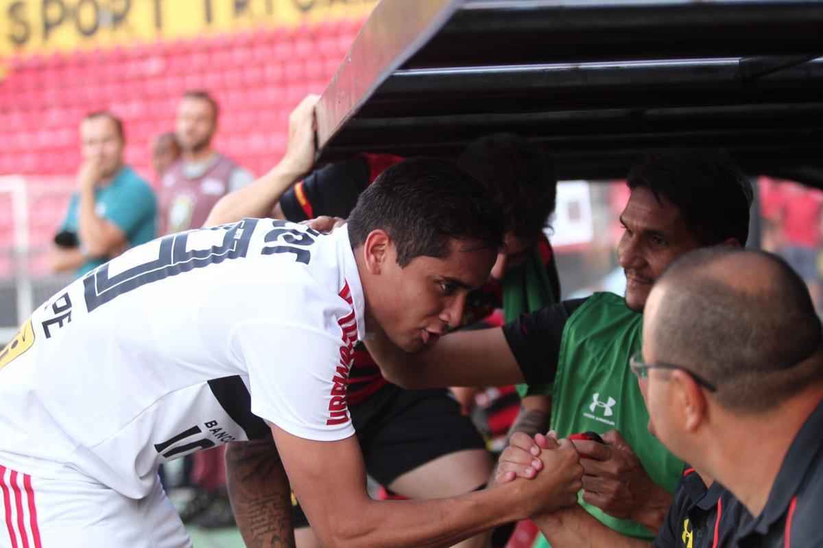 O duelo entre Sport x So Paulo marcou o reencontro dos meio-campistas Diego Souza e Everton Felipe com a torcida do Sport na Ilha do Retiro