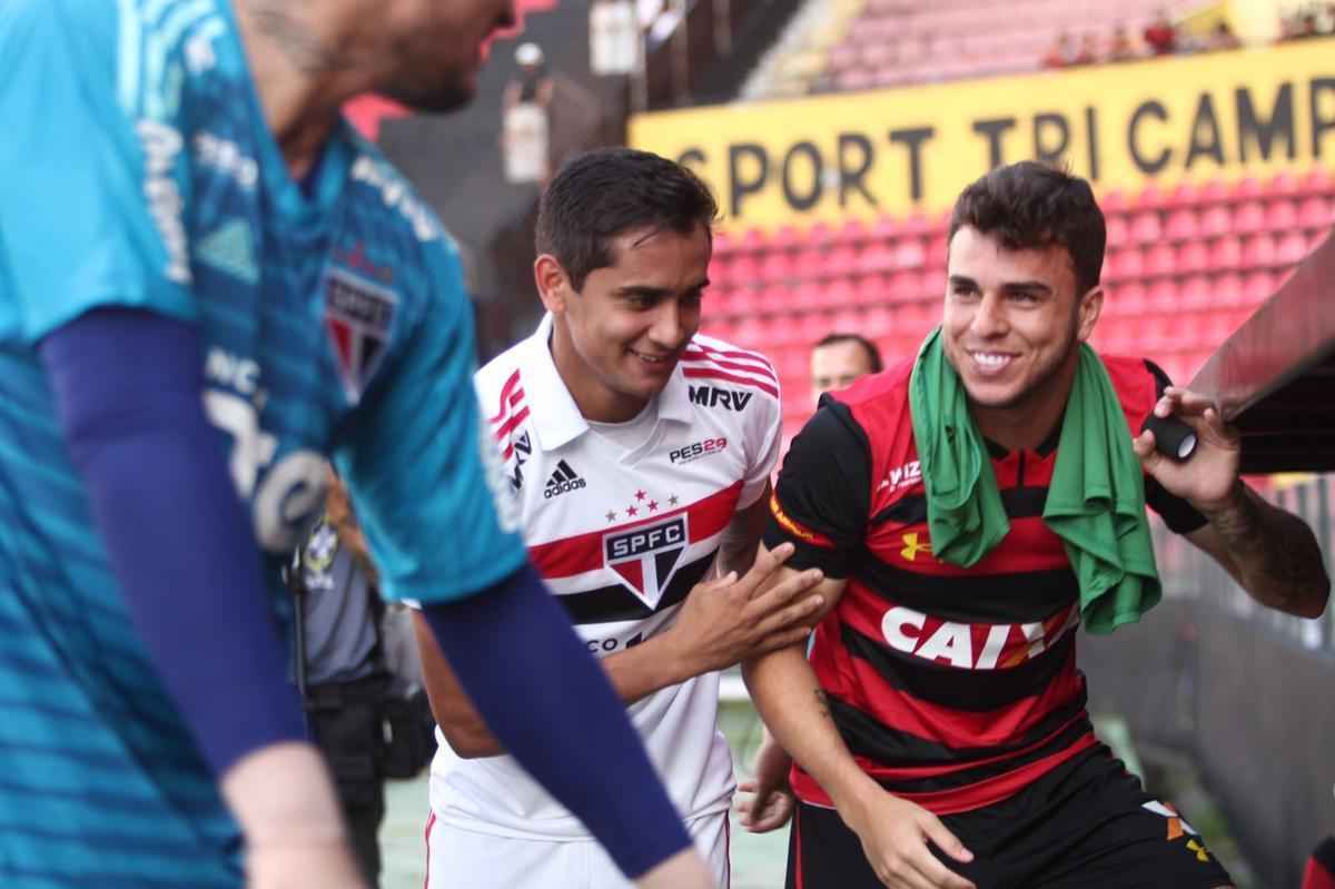 O duelo entre Sport x So Paulo marcou o reencontro dos meio-campistas Diego Souza e Everton Felipe com a torcida do Sport na Ilha do Retiro