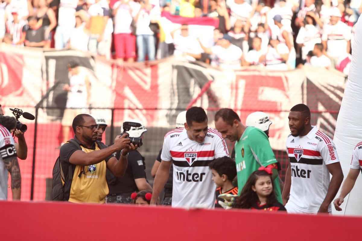 O duelo entre Sport x So Paulo marcou o reencontro dos meio-campistas Diego Souza e Everton Felipe com a torcida do Sport na Ilha do Retiro