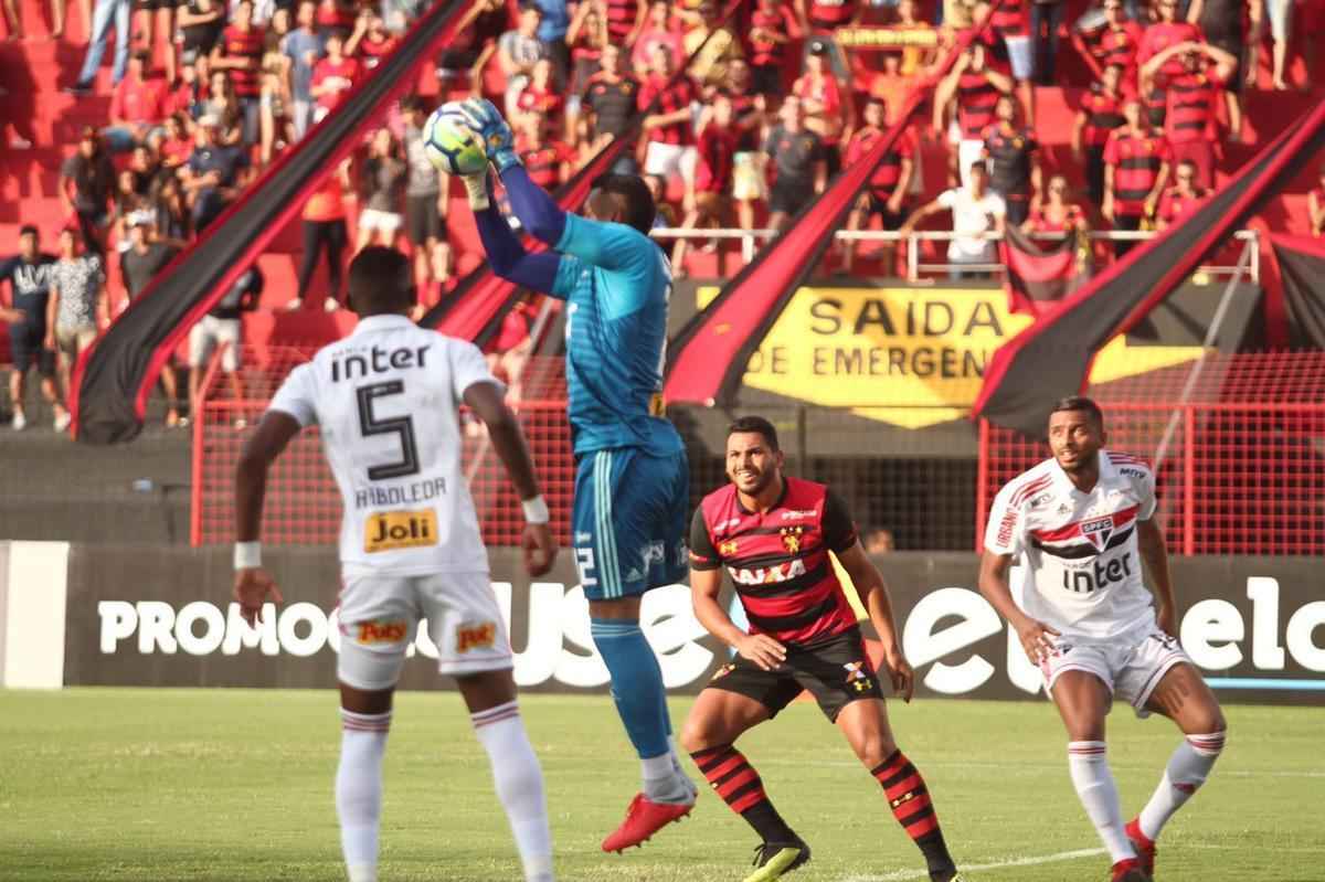 O duelo entre Sport x So Paulo marcou o reencontro dos meio-campistas Diego Souza e Everton Felipe com a torcida do Sport na Ilha do Retiro 