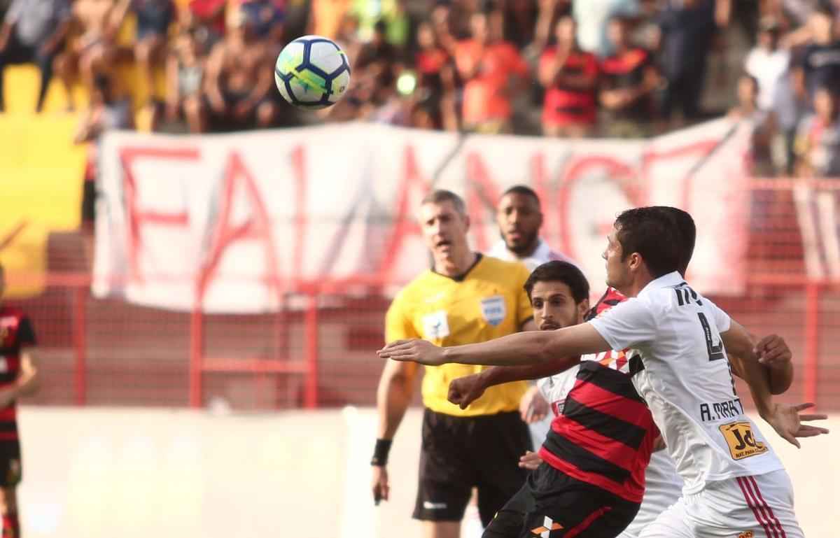 O duelo entre Sport x So Paulo marcou o reencontro dos meio-campistas Diego Souza e Everton Felipe com a torcida do Sport na Ilha do Retiro 