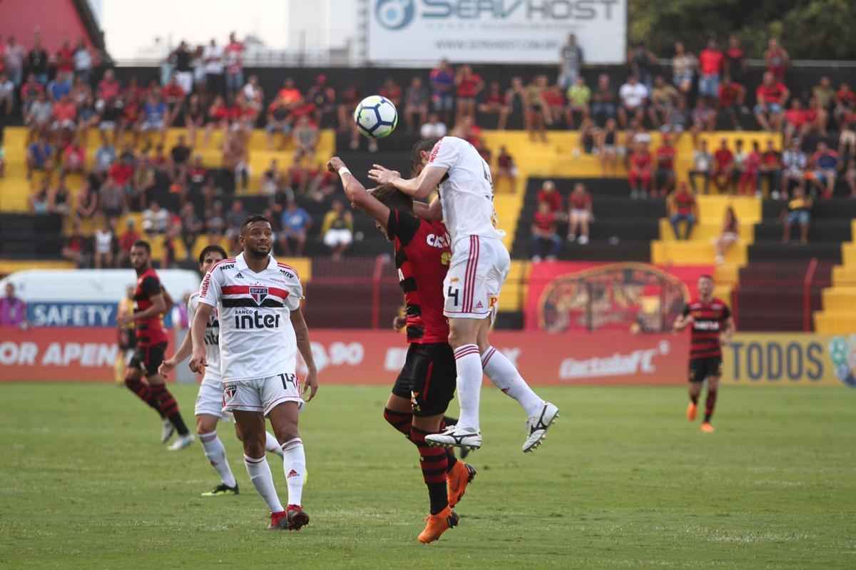 O duelo entre Sport x So Paulo marcou o reencontro dos meio-campistas Diego Souza e Everton Felipe com a torcida do Sport na Ilha do Retiro 