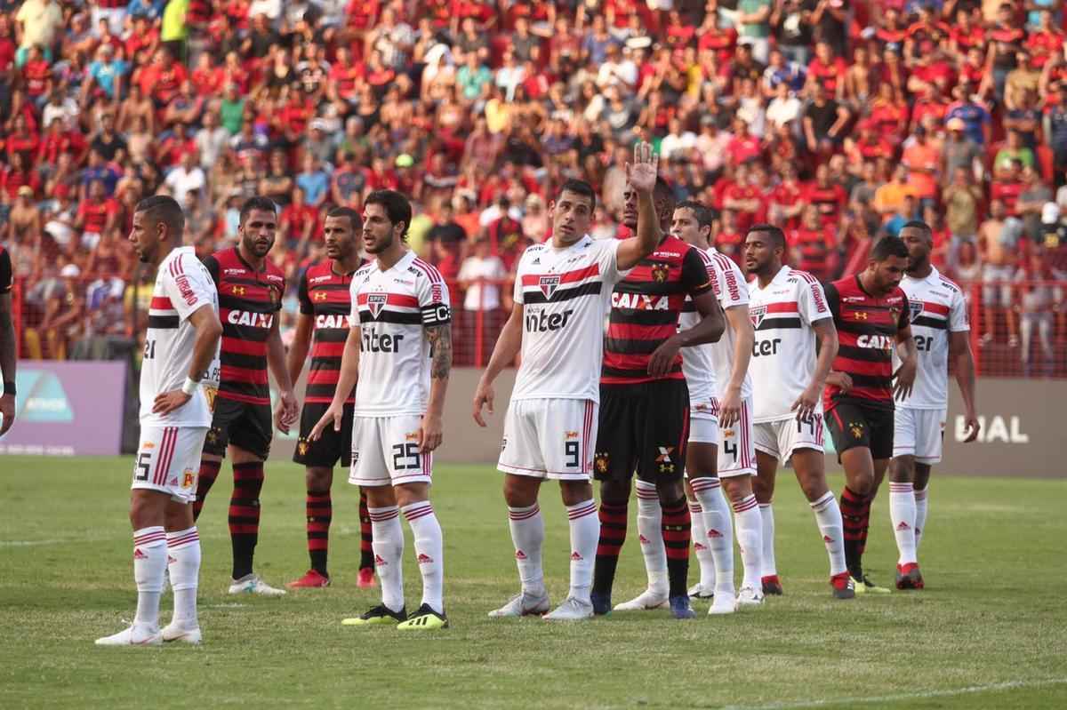 O duelo entre Sport x So Paulo marcou o reencontro dos meio-campistas Diego Souza e Everton Felipe com a torcida do Sport na Ilha do Retiro 