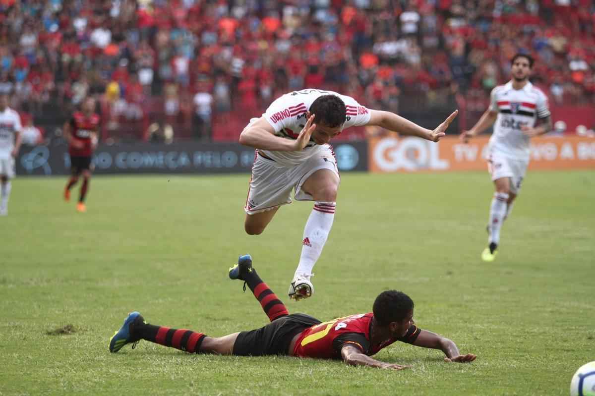 O duelo entre Sport x So Paulo marcou o reencontro dos meio-campistas Diego Souza e Everton Felipe com a torcida do Sport na Ilha do Retiro 