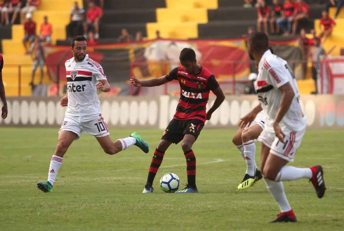 O duelo entre Sport x So Paulo marcou o reencontro dos meio-campistas Diego Souza e Everton Felipe com a torcida do Sport na Ilha do Retiro 