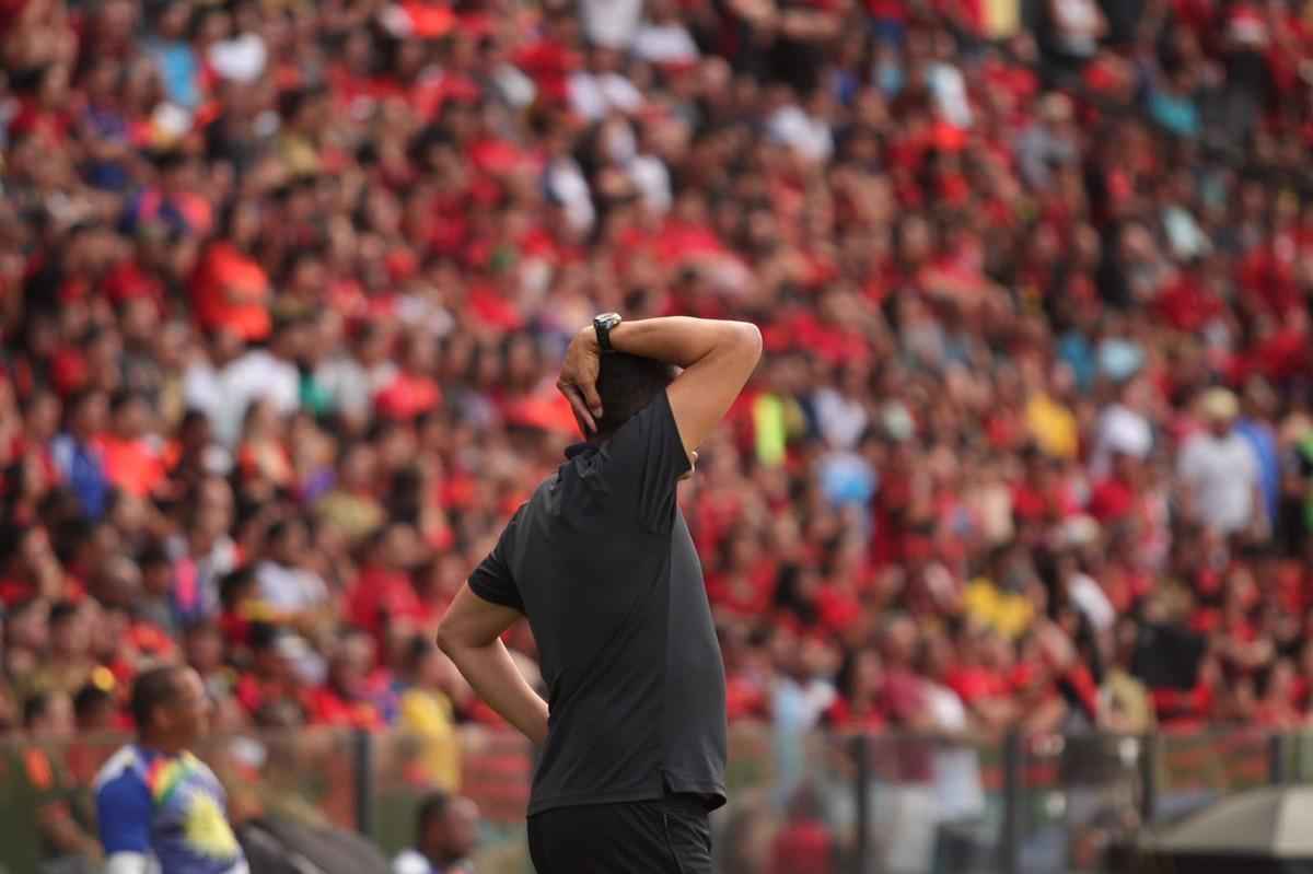 O duelo entre Sport x So Paulo marcou o reencontro dos meio-campistas Diego Souza e Everton Felipe com a torcida do Sport na Ilha do Retiro 