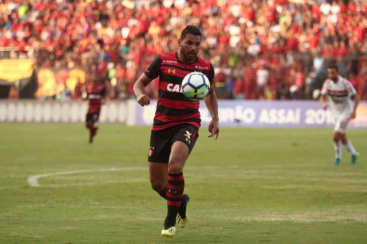 O duelo entre Sport x So Paulo marcou o reencontro dos meio-campistas Diego Souza e Everton Felipe com a torcida do Sport na Ilha do Retiro 