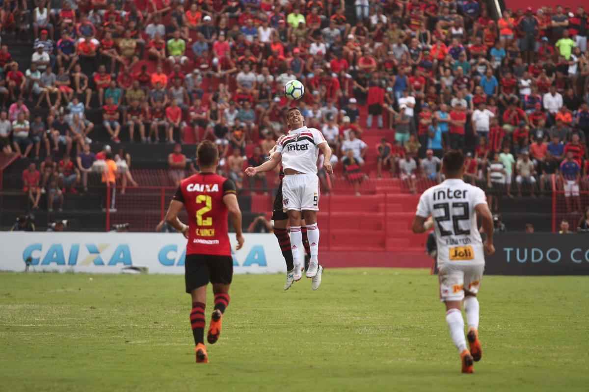 O duelo entre Sport x So Paulo marcou o reencontro dos meio-campistas Diego Souza e Everton Felipe com a torcida do Sport na Ilha do Retiro 