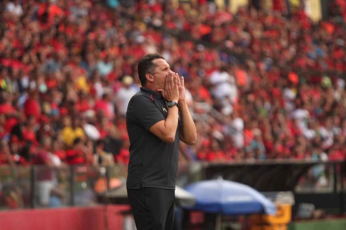 O duelo entre Sport x So Paulo marcou o reencontro dos meio-campistas Diego Souza e Everton Felipe com a torcida do Sport na Ilha do Retiro 