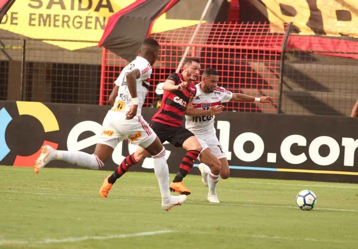 O duelo entre Sport x So Paulo marcou o reencontro dos meio-campistas Diego Souza e Everton Felipe com a torcida do Sport na Ilha do Retiro 
