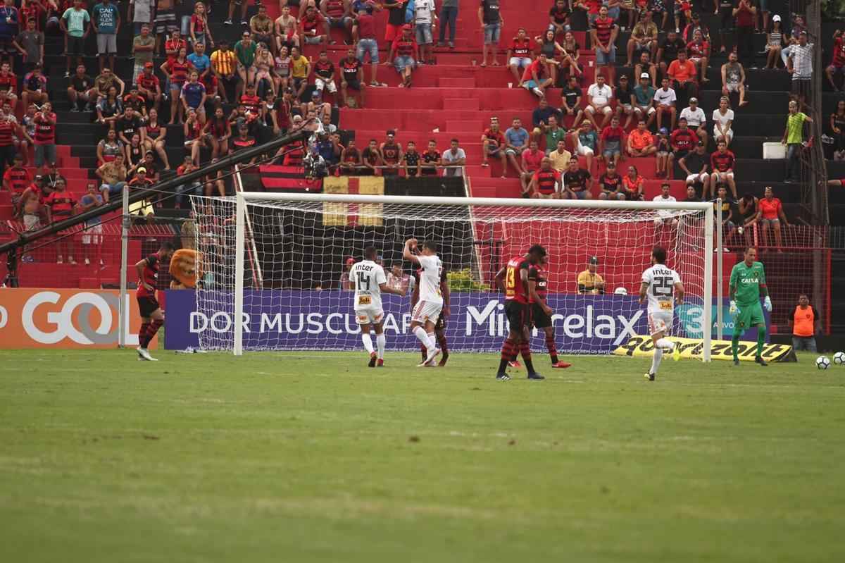 O duelo entre Sport x So Paulo marcou o reencontro dos meio-campistas Diego Souza e Everton Felipe com a torcida do Sport na Ilha do Retiro 
