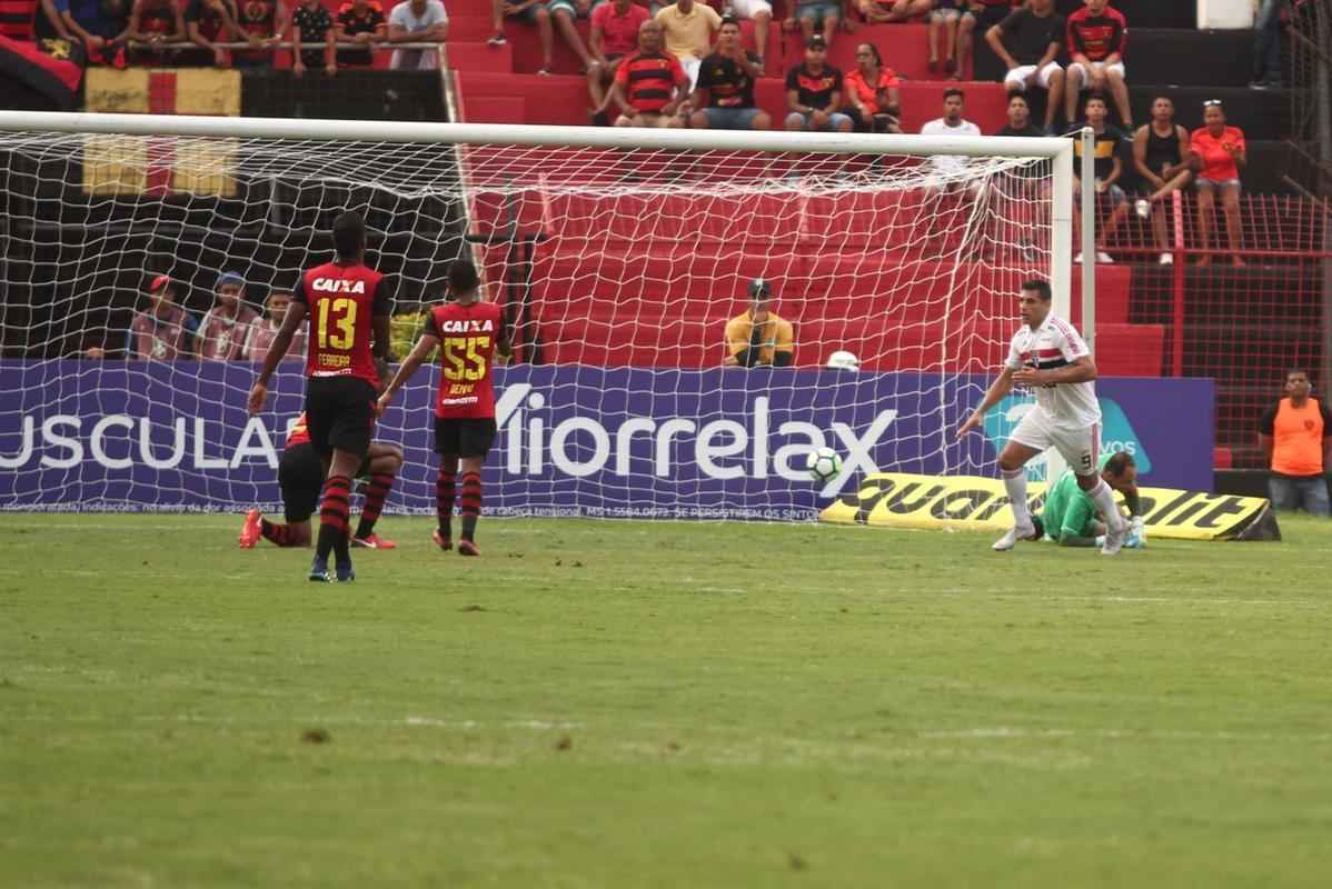 O duelo entre Sport x So Paulo marcou o reencontro dos meio-campistas Diego Souza e Everton Felipe com a torcida do Sport na Ilha do Retiro 