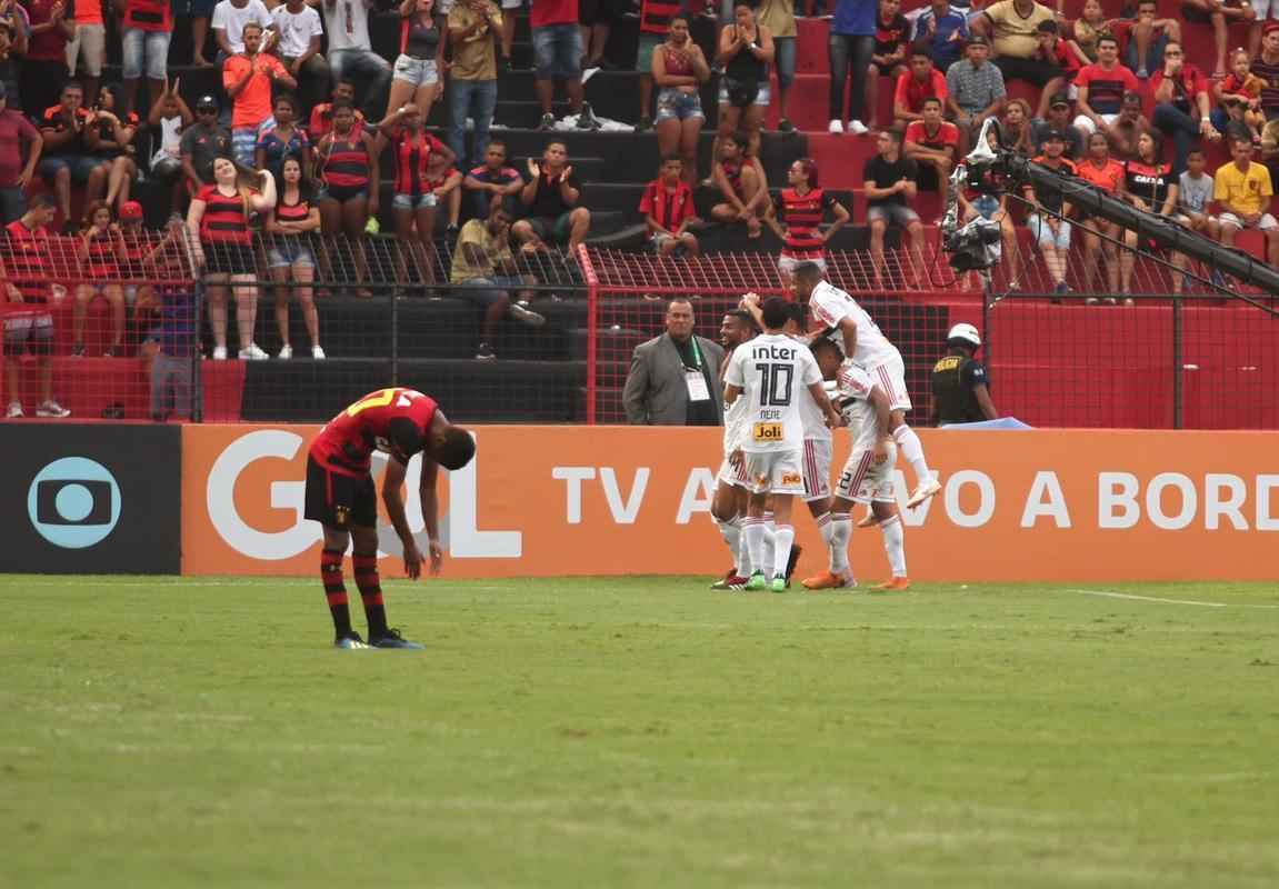 O duelo entre Sport x So Paulo marcou o reencontro dos meio-campistas Diego Souza e Everton Felipe com a torcida do Sport na Ilha do Retiro 