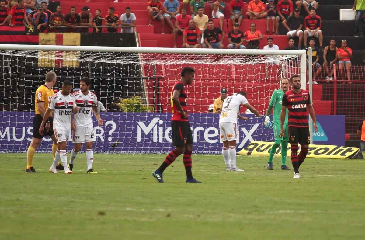 O duelo entre Sport x So Paulo marcou o reencontro dos meio-campistas Diego Souza e Everton Felipe com a torcida do Sport na Ilha do Retiro 