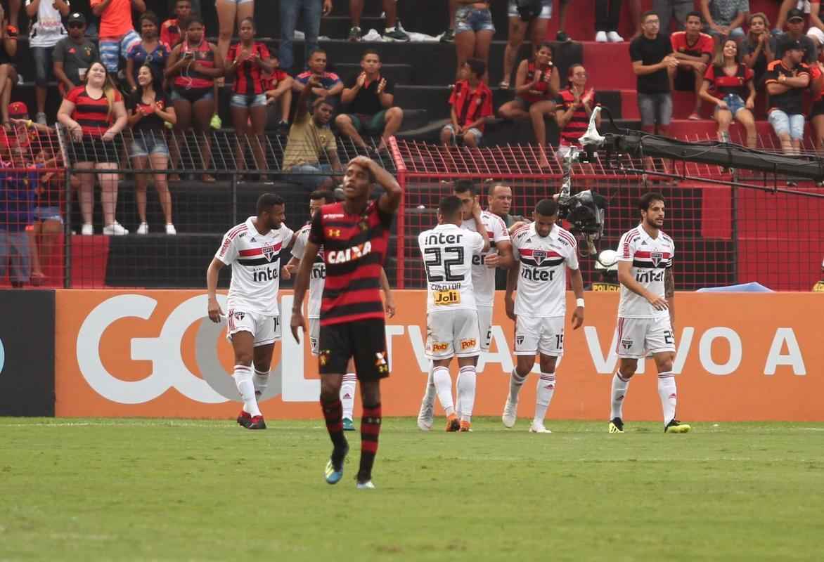 O duelo entre Sport x So Paulo marcou o reencontro dos meio-campistas Diego Souza e Everton Felipe com a torcida do Sport na Ilha do Retiro 