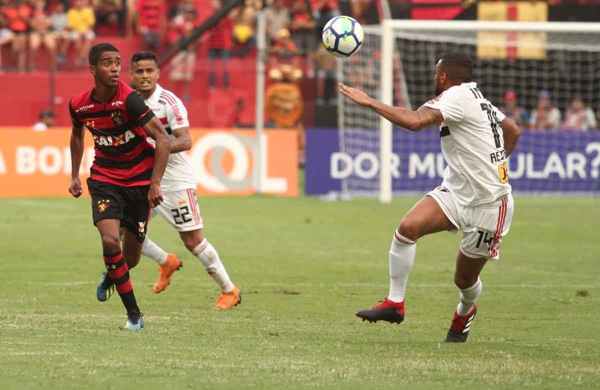 O duelo entre Sport x So Paulo marcou o reencontro dos meio-campistas Diego Souza e Everton Felipe com a torcida do Sport na Ilha do Retiro 