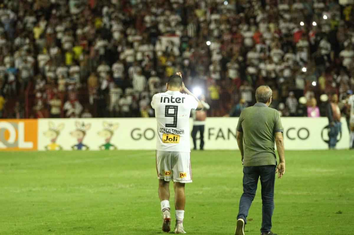 O duelo entre Sport x So Paulo marcou o reencontro dos meio-campistas Diego Souza e Everton Felipe com a torcida do Sport na Ilha do Retiro 