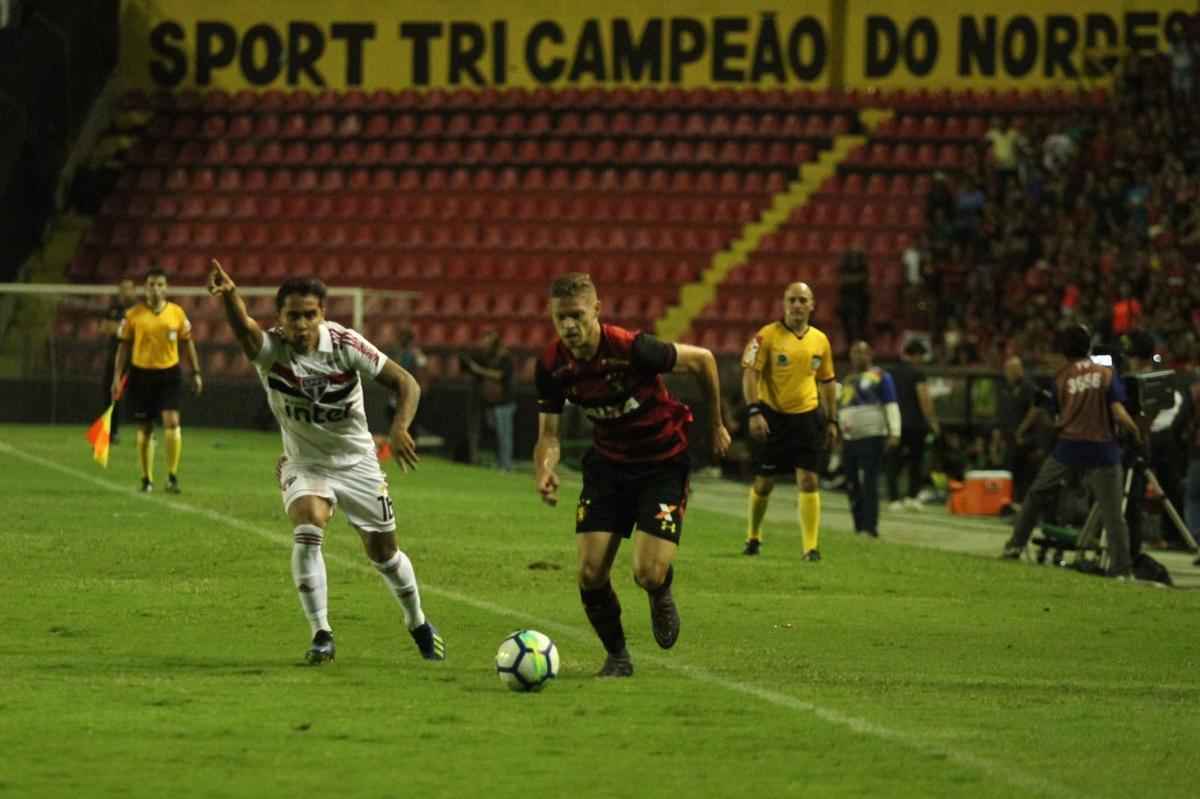 O duelo entre Sport x So Paulo marcou o reencontro dos meio-campistas Diego Souza e Everton Felipe com a torcida do Sport na Ilha do Retiro 