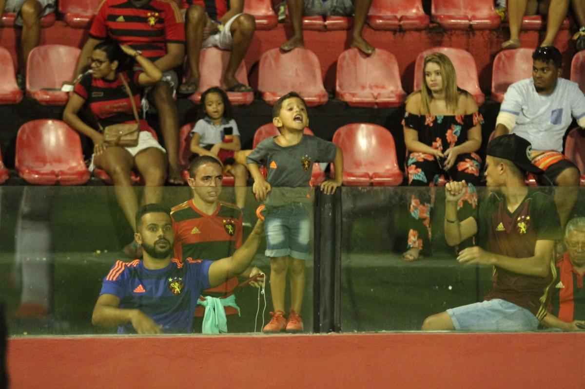 O duelo entre Sport x So Paulo marcou o reencontro dos meio-campistas Diego Souza e Everton Felipe com a torcida do Sport na Ilha do Retiro 