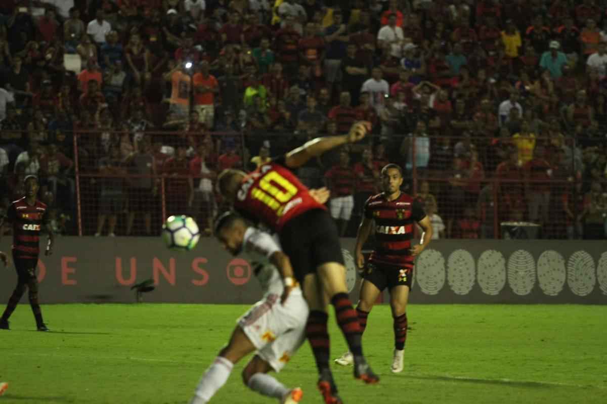 O duelo entre Sport x So Paulo marcou o reencontro dos meio-campistas Diego Souza e Everton Felipe com a torcida do Sport na Ilha do Retiro 