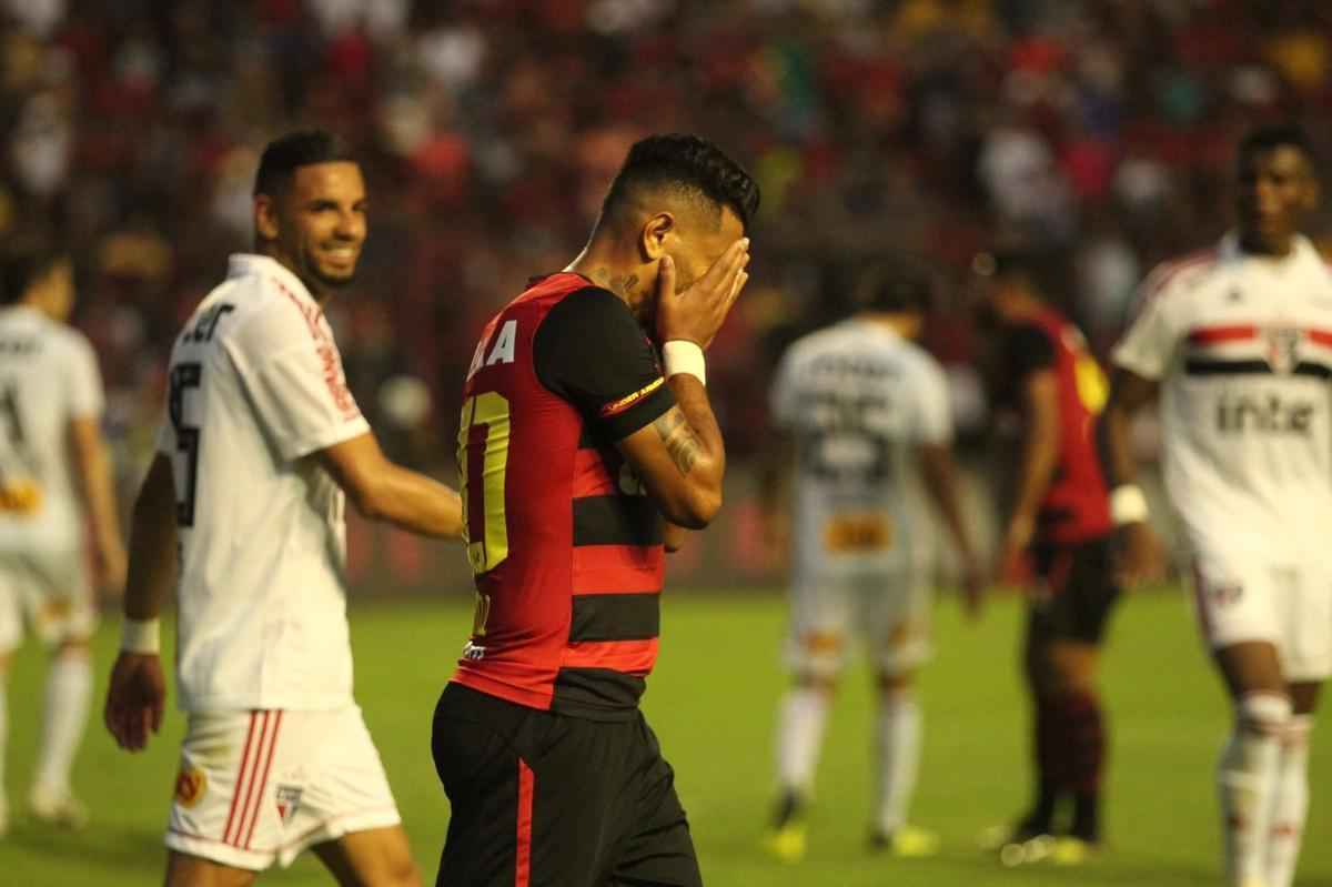 O duelo entre Sport x So Paulo marcou o reencontro dos meio-campistas Diego Souza e Everton Felipe com a torcida do Sport na Ilha do Retiro 