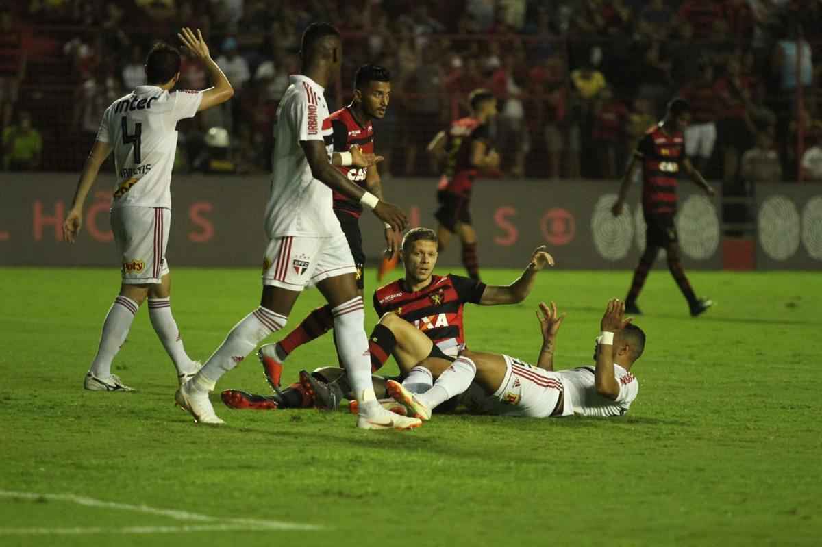 O duelo entre Sport x So Paulo marcou o reencontro dos meio-campistas Diego Souza e Everton Felipe com a torcida do Sport na Ilha do Retiro 